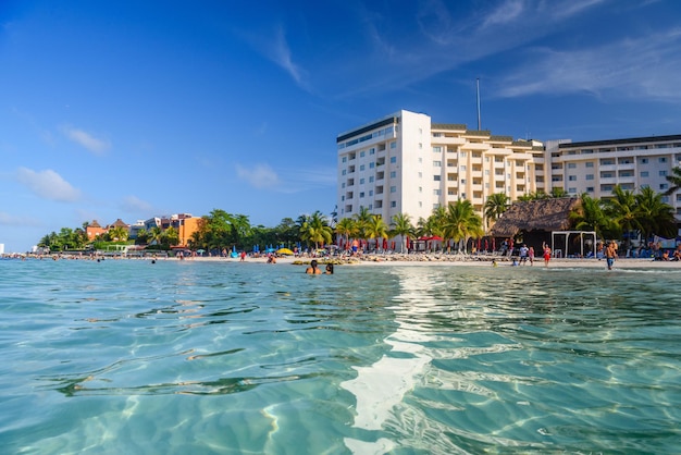 Ondulación en el agua cerca del hotel en la playa de arena en Cancún Yukatan México