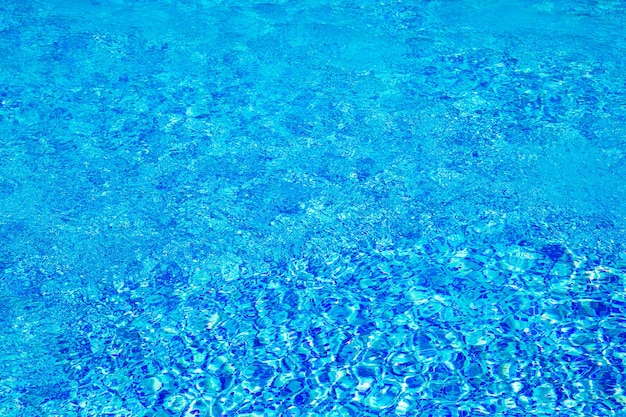 Ondulación del agua en el fondo de la piscina