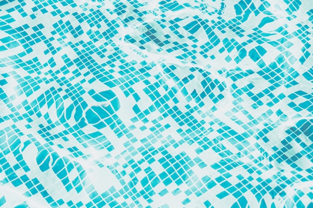 Ondulación de agua en la piscina con reflejo de sol