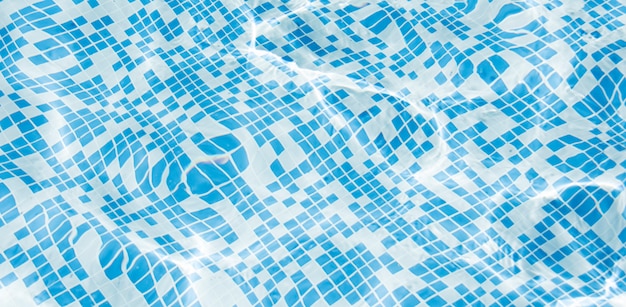 Ondulación de agua en la piscina con reflejo de sol