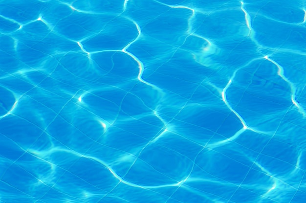 Ondulación del agua en la piscina