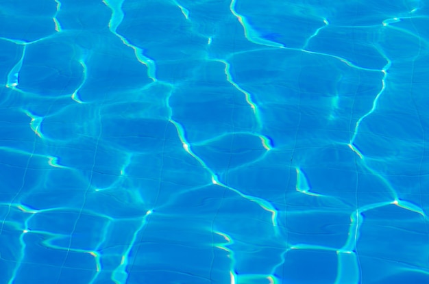 Ondulación del agua en la piscina