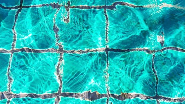Ondulaciones de agua en el fondo de la piscina