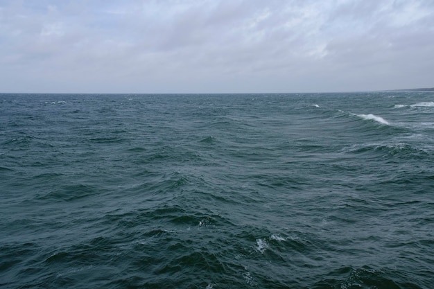 Ondulaciones de las olas del mar Báltico durante una pequeña tormenta