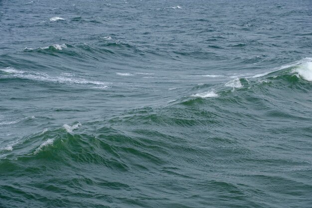 Ondulaciones de las olas del mar Báltico durante una pequeña tormenta