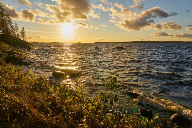 Ondulações das ondas na superfície da água no lago ao pôr do sol