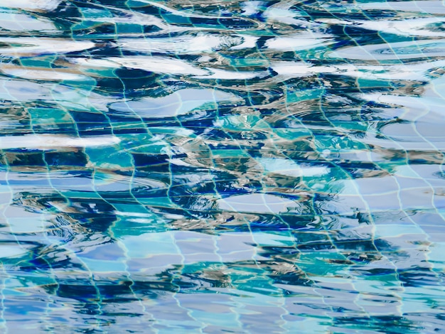 Ondulado agua en la piscina.