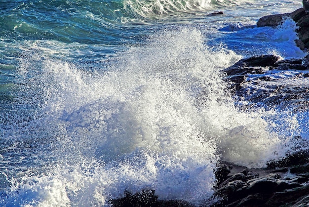 Ondulando o mar no litoral Splash água