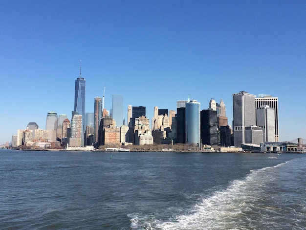 One World Trade Center am East River gegen den klaren blauen Himmel in Manhattan