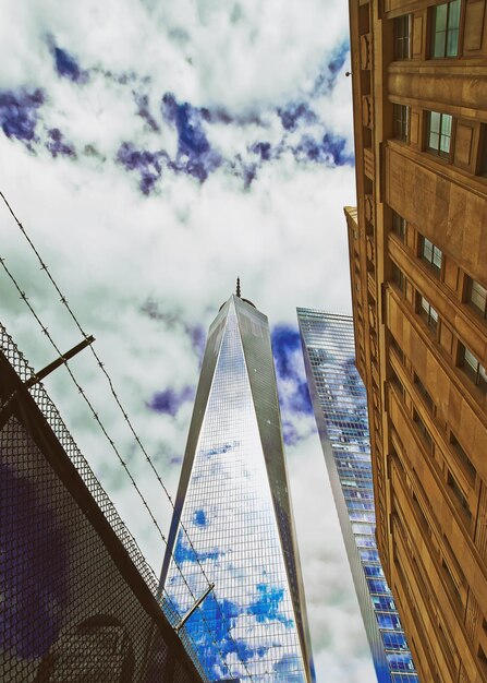 One World Trade Center e arame farpado em Lower Manhattan, Nova York, EUA. É um WTC em suma, ou Freedom Tower, EUA. Tonificado