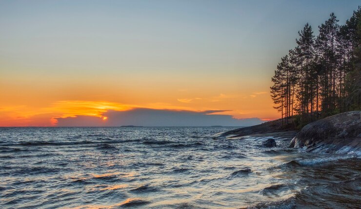 Foto onegasee in karelien in nordrussland bei sonnenuntergang
