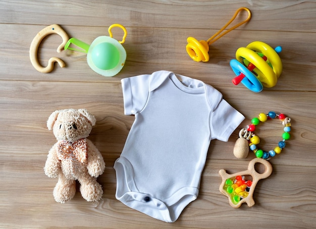 Onesie y juguetes de bebé recién nacido blanco