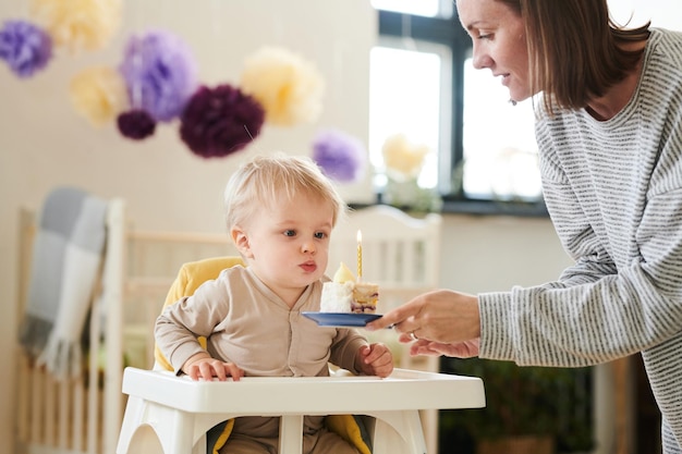 Oneyearold soprando vela no bolo