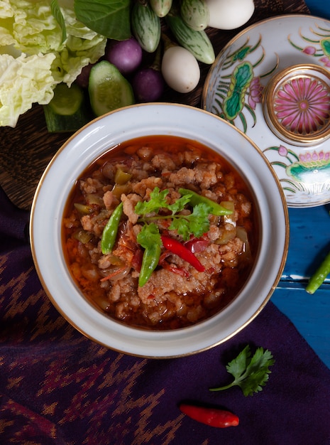 Ong pasta de chile con guarniciones de verduras