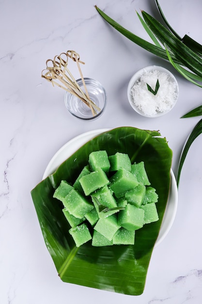 Ongol Ongol Pandan Indonesischer traditioneller Kuchen aus Süßkartoffeln und Kokosmilch