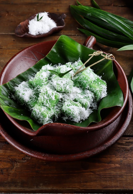 Ongol Ongol Pandan Indonesischer traditioneller Kuchen aus Süßkartoffeln und Kokosmilch