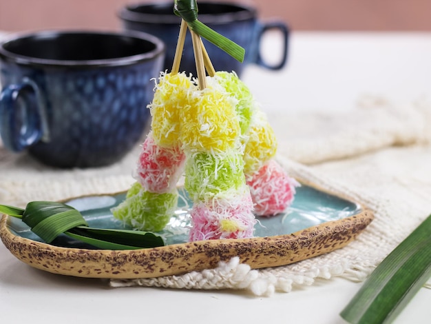 Ongol-ongol, pastel tradicional indonesio elaborado con yuca al vapor