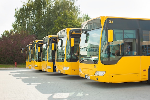 Foto Ônibus, estacionamento em linha na estação de ônibus