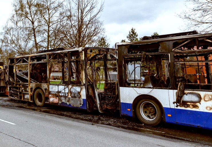 Foto ônibus foi queimado ao lado dele