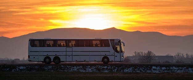 Ônibus intermunicipal de passageiros dirigindo na estrada à noite