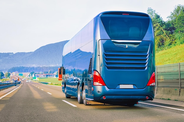 Foto Ônibus turístico azul na estrada na polônia. conceito de viagens.