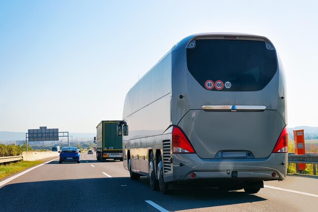 Ônibus turístico na estrada na polônia. conceito de viagens.