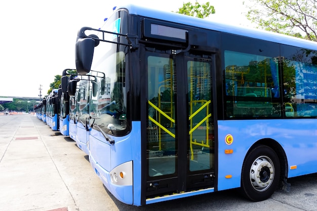 Ônibus turísticos azuis no estacionamento