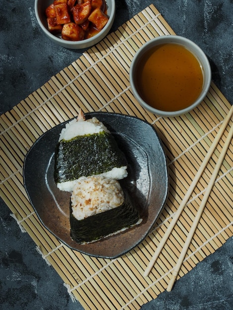 Onigiri Comida tradicional japonesa, arroz al vapor en forma de triángulo envuelto con algas.