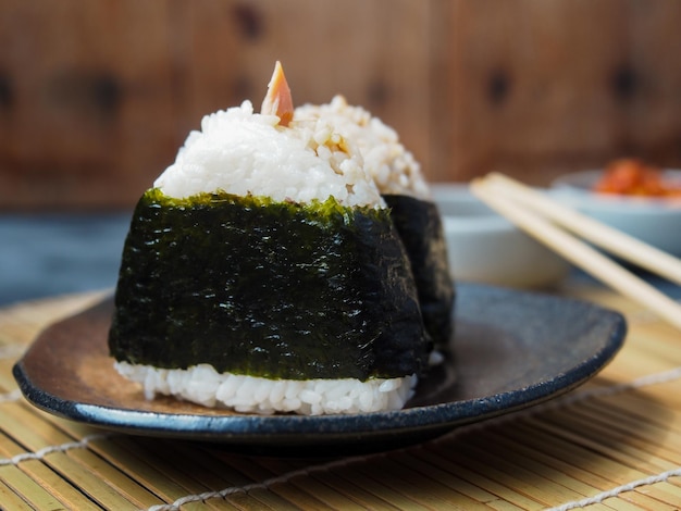Onigiri Comida tradicional japonesa, arroz cozido no vapor em forma de triângulo envoltório com algas marinhas.