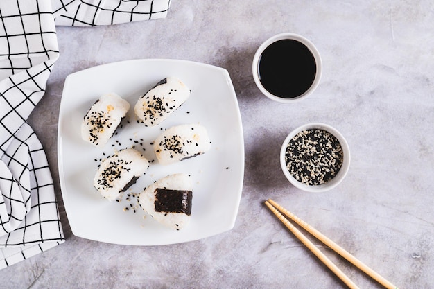 Foto onigiri, comida tradicional japonesa de arroz e atum em um prato na mesa.