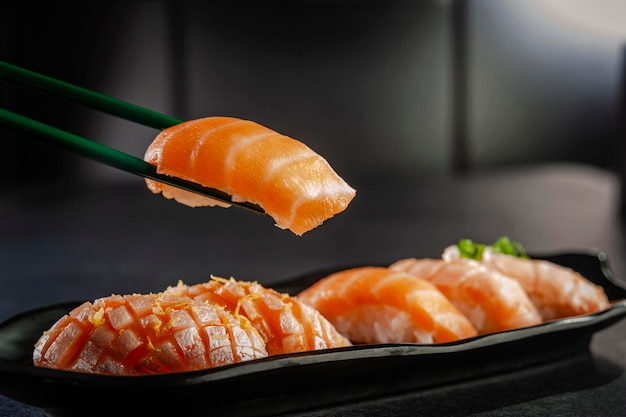 Onigiri de salmón en palillos con variedades de onigiri de salmón en un primer plano de fondo