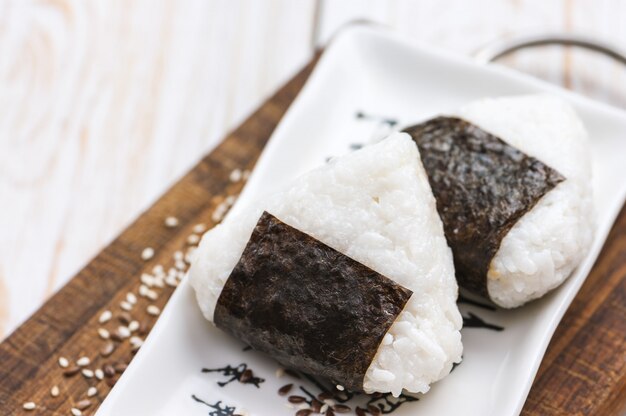 Onigiri. triângulo de arroz com algas nori.