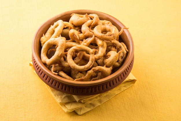 Onion Pakora, auch bekannt als Kanda Bhaji oder Bhajji, auch bekannt als Pyaj Pakode in Hindi, Beliebte Teezeit oder Monsun-Snacks aus Indien