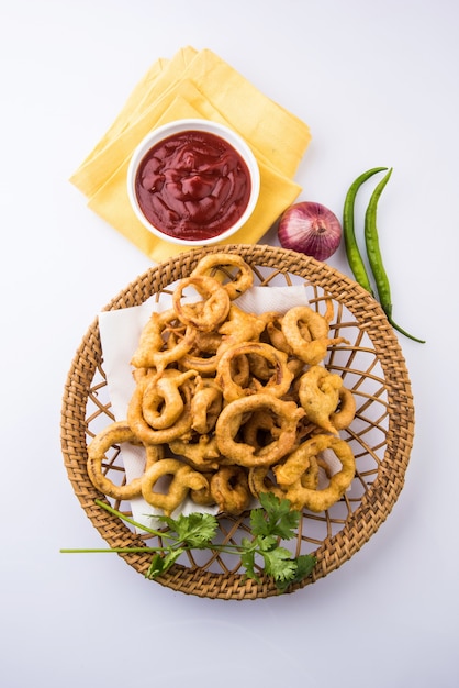 Onion Pakora também conhecido como Kanda Bhaji ou bhajji também conhecido como Pyaj Pakode em hindi, hora do chá popular ou lanches de monção da Índia