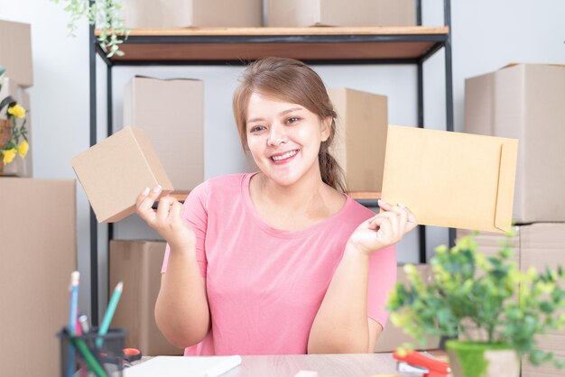Online-Arbeit von zu Hause aus verkaufen Geschäftsinhaberin, die zu Hause mit Verpackungsbox arbeitet