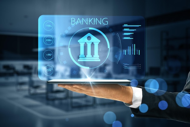 Online-Banking-Anwendungskonzept mit digitalem Bankgebäudeschild mit Indikatoren auf virtueller Projektion von digitalem Tablet auf der Hand des Mannes