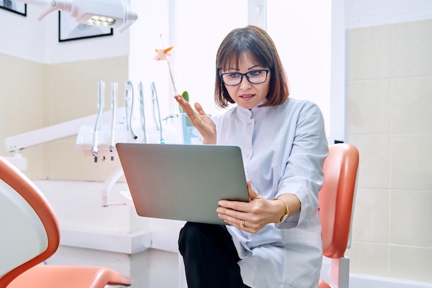Online-Beratung Arzthilfe in der Klinik mit Laptop