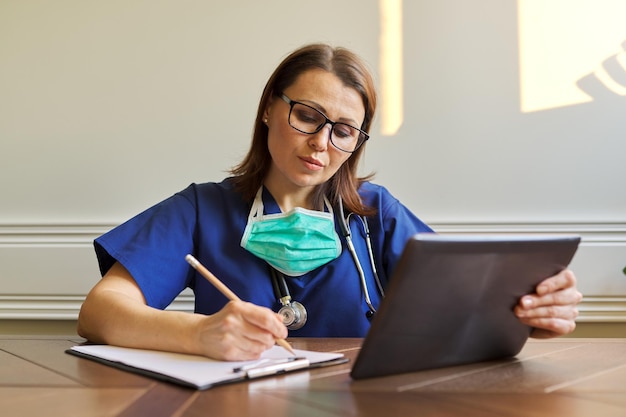 Online-Beratung für Allgemeinmediziner mit digitalem Tablet für Videoanrufe Arzt im Gespräch mit Patienten Konzept der Telemedizin im Gesundheitswesen