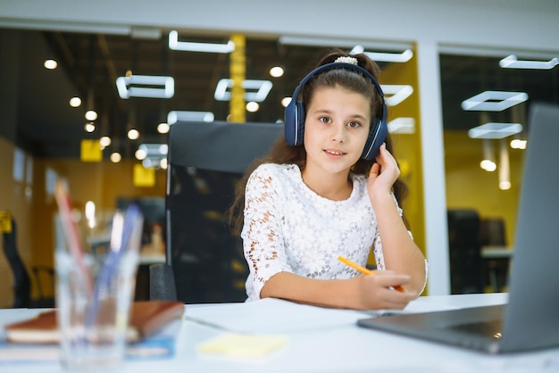 Online-Bildung Schulmädchen mit Laptop-Computer, das über ein Online-E-Learning-System studiert