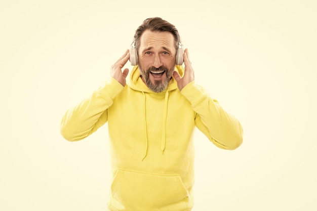 Foto online-bildung von erwachsenen männern, die hörbücher hören, reifer glücklicher mann in kopfhörern