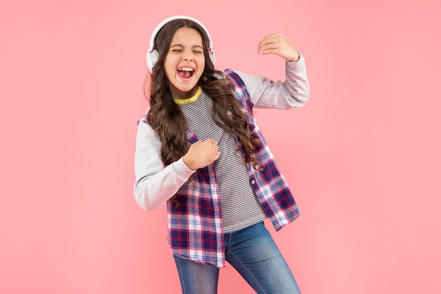 Online-Bildung zurück zur Schule positives Teenager-Mädchen im Kopfhörer-Musikliebhaber