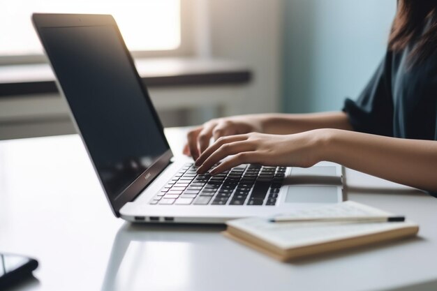 Foto online-bildungskonzept mit einer person, die einen laptop auf einem weißen tisch benutzt