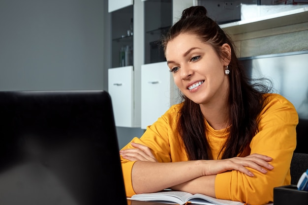 Online-Bildungskonzept, Wissenschaft studieren hinter einem Laptop. Moderne Technologien.