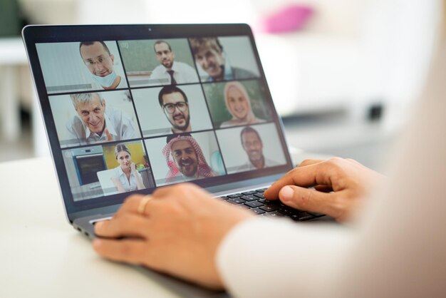 Online-Business-Konferenzbildschirm in den Händen neu normal