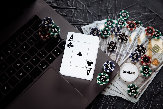 Online Casino Konzept. Glücksspielchips und Spielkarten auf grauem Hintergrund.