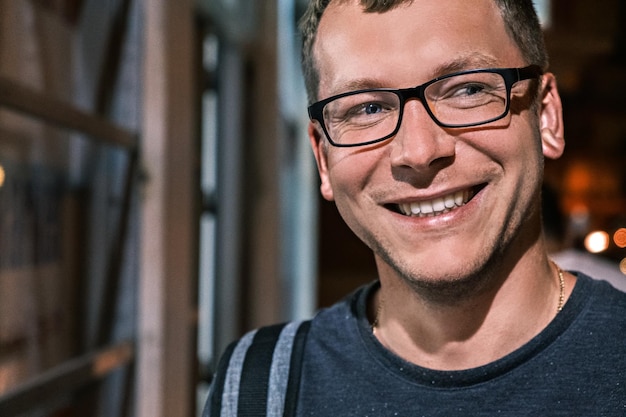 Foto online-dating-porträt eines glücklichen, lächelnden, jungen, attraktiven mannes mit brille