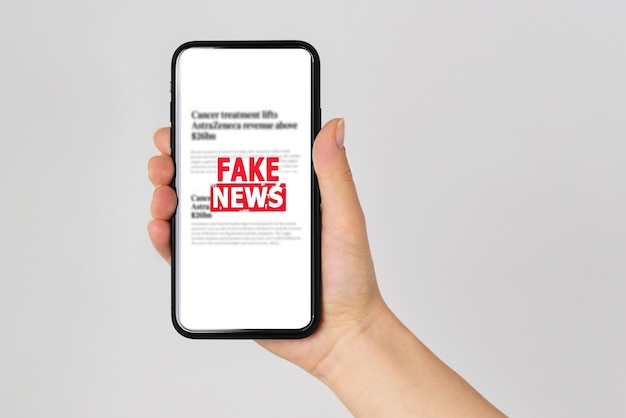 Online-Fake-News auf einem Mobiltelefon