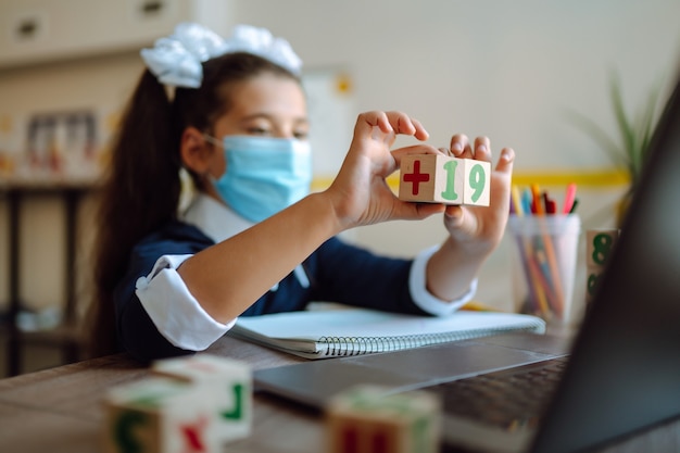 Online-Fernlernen. Homeschooling während der Quarantäne. Covid-2019.