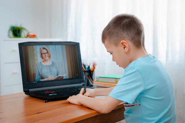 Online-Fernunterricht. Ein Schüler lernt zu Hause und macht Hausaufgaben. Ein Fernunterricht zu Hause