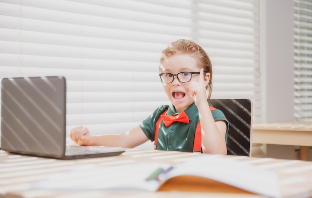 Online-Fernunterricht Schulkinder mit Computer haben Videokonferenz-Chat mit Lehrer in der Klasse